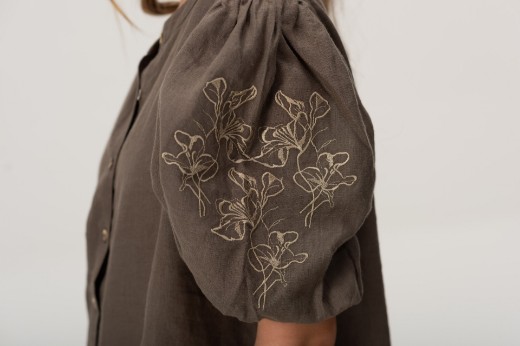 Imagen de Pampa - Vestido de Lino Bordado con Mangas Abullonadas Verde Oliva