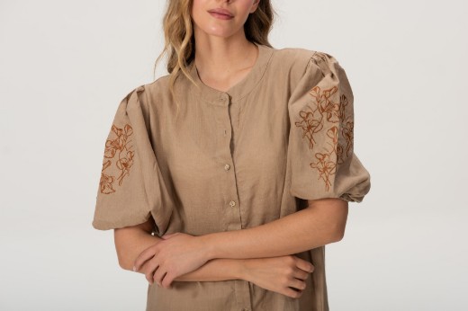 Imagen de Pampa - Vestido de Lino Bordado con Mangas Abullonadas Beige