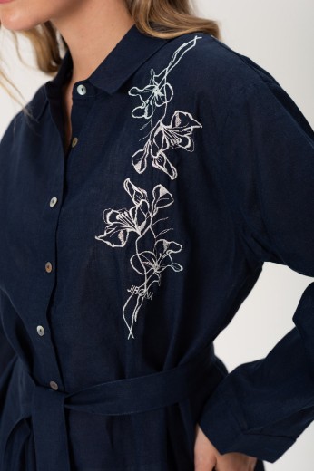 Imagen de Brisa - Vestido Camisero de Lino Bordado Marino