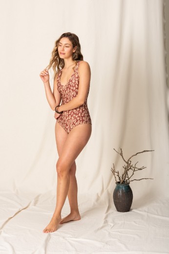 Imagen de Aruba - Malla Entera Escote en V  Estampado Animal Print Brillo